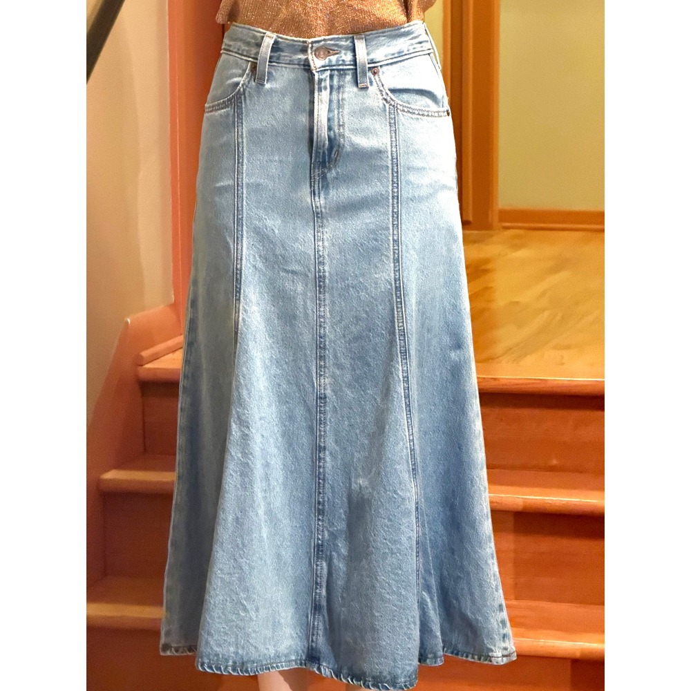 Levi's Women's Fit and Flare Denim Skirt Light Wash Size 26
